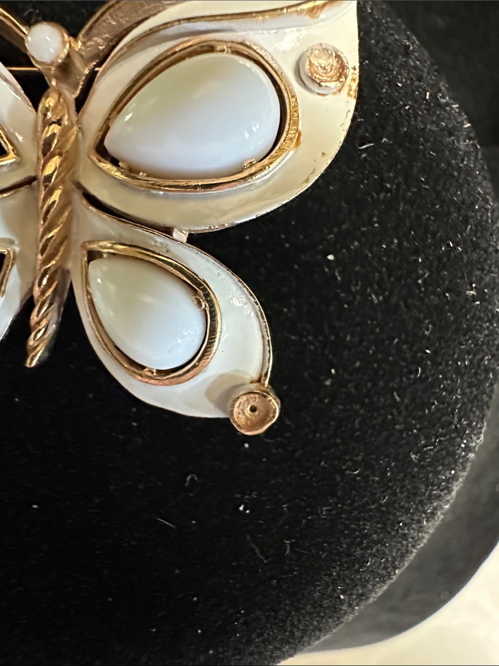 Vintage 1960’s Trifari White Enamel Gold-Tone Butterfly Brooch Missing Stones - Picture 6 of 9